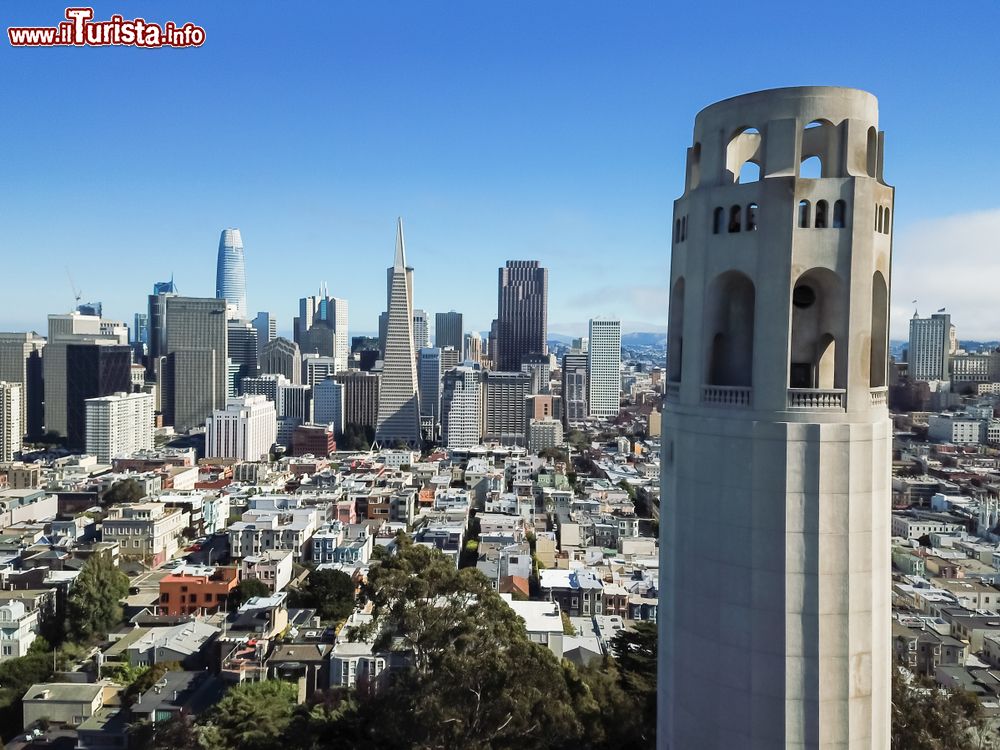 Immagine Panorama dall'alto della Coit Tower e del distretto finanziario di San Francisco, California.