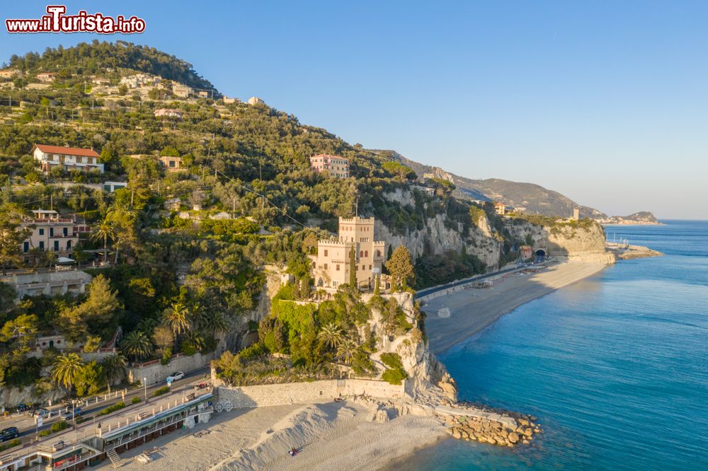 Immagine Panorama dall'alto della costa di Finale Ligure, Savona: considerato fra i borghi più belli d'Italia, ospita un antico nucleo medievale e alcune delle più belle spiagge della regione.