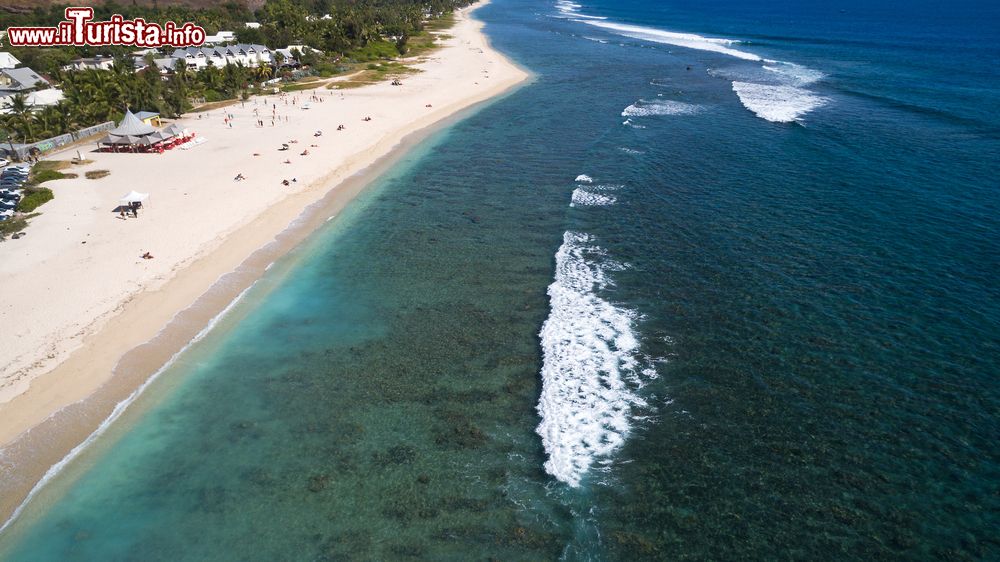 Immagine Panorama dall'alto della costa sulla spiaggia di St. Gilles a La Réunion, Isole Mascarene.