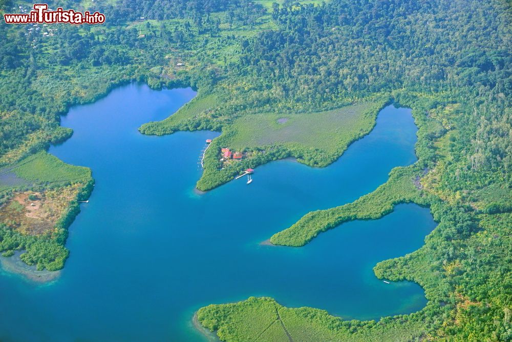 Immagine Il suggestivo panorama dall'alto della laguna con un piccolo resort sull'isola di Cristobal, Bocas del Toro, Panama.