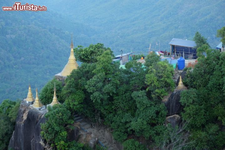 Immagine Panorama dall'alto della pagoda Golden Rock, Kyaiktiyo (Birmania)  - © iamnoi / Shutterstock.com