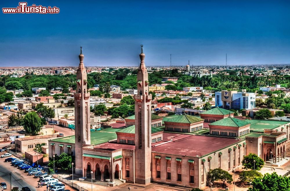 Immagine Panorama dall'alto della Saudique Grand Mosque a Nouakchott, Mauritania. Fra i principali luoghi di culto della capitale mauritana, questa grande e imponente moschea spicca per i suoi due alti minareti. E' stata realizzata grazie a donazioni del governo saudita.