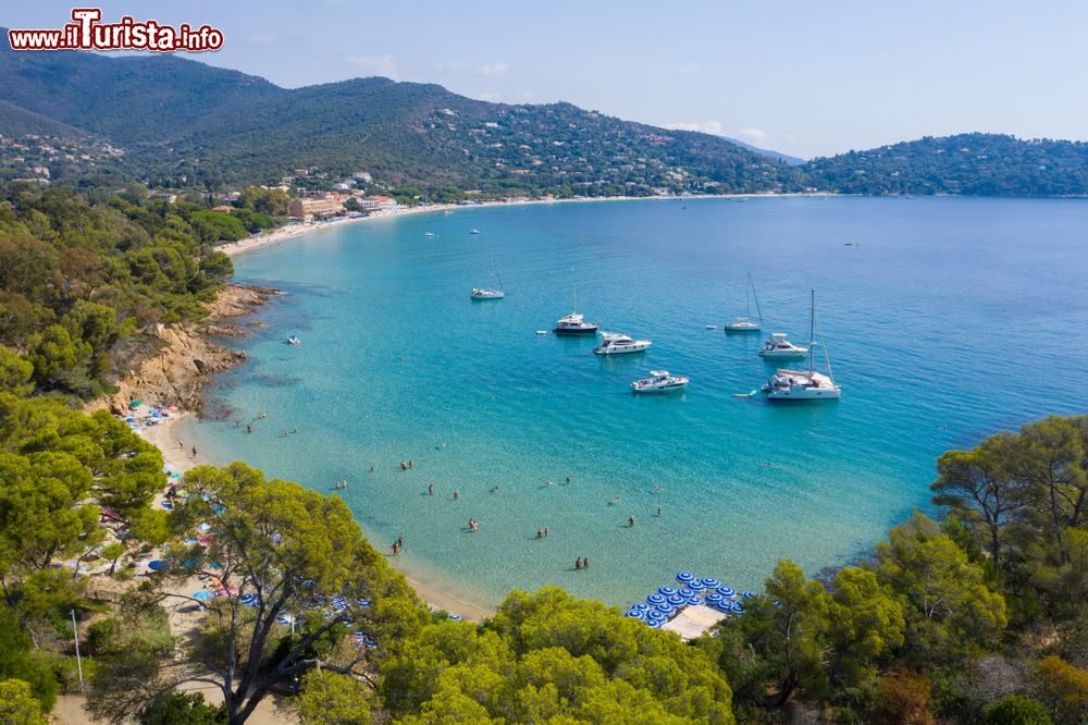 Immagine Panorama dall'alto della spiaggia di Layet e Cavaliere nei pressi di Le Lavandou, Francia. Una bella veduta del litorale affacciato sul Mediterraneo.