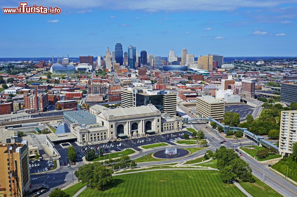 Immagine Panorama dall'alto della stazione ferroviaria Union Station di Kansas City, Missouri. Aperta nel 1914, questa rinnovata stazione accoglie al suo interno teatri, musei e attrazioni.
