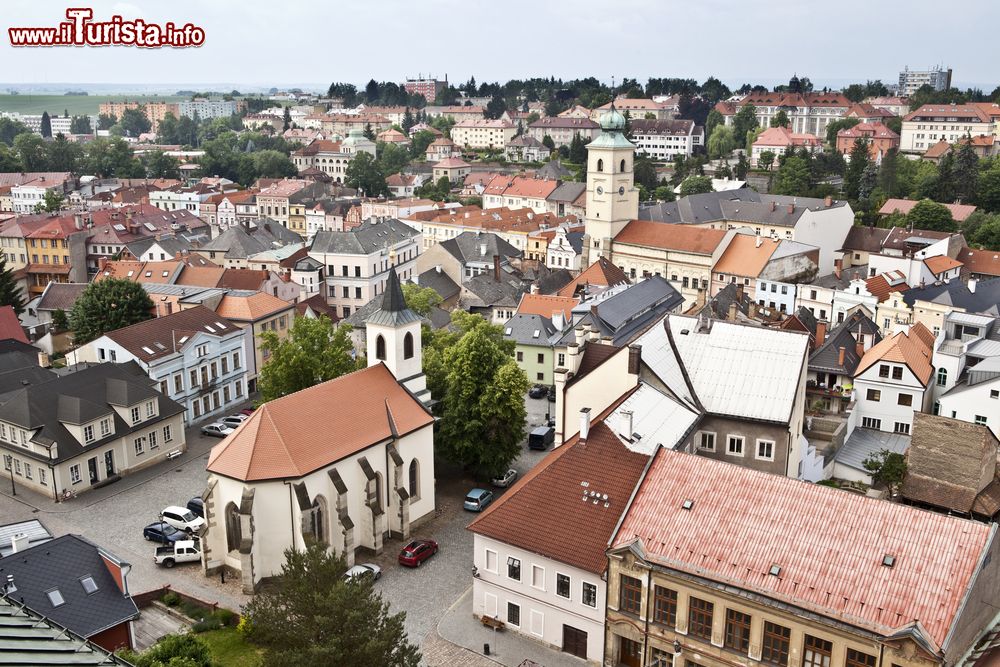 Immagine Panorama dall'alto della storica cittadina di Litomysl, Repubblica Ceca. Verso il confine con la Polonia, nella parte orientale della Boemia, sorge questo piccolo centro che ha nella graziosa piazza con gli edifici colorati in stile barocco il suo luogo più caratteristico.