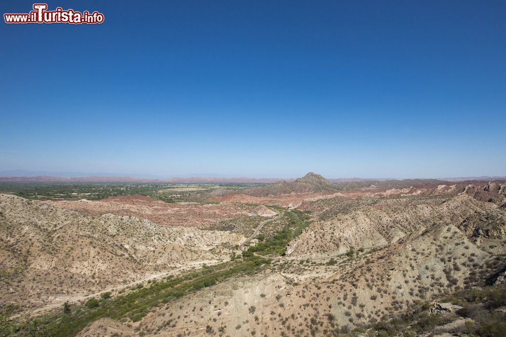 Immagine Panorama dall'alto della Valle della Luna all'Ischigualasto National Park di San Juan, Argentina. Questa formazione geologica, cui è associato un omonimo parco naturale, si trova nella provincia argentina di San Juan vicino al confine con il Cile. E' Patrimonio dell'Umanità dell'Unesco.