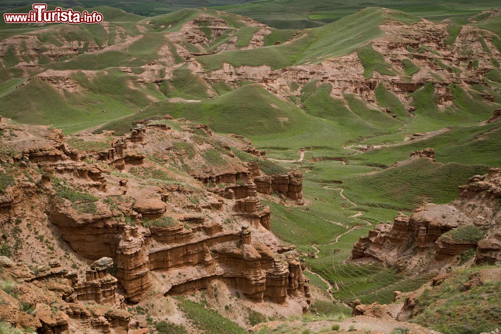 Immagine Panorama dall'alto della Valle Narman, Erzurum, Turchia, con le pittoresche formazioni rocciose rossastre.