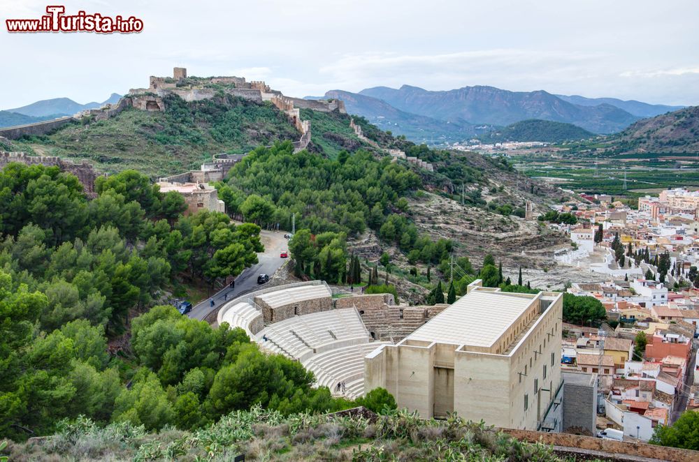 Immagine Panorama dall'alto dell'antica fortezza di Sagunto e del teatro romano, Valencia, Spagna.