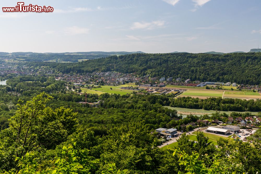 Immagine Panorama dall'alto dell'area nei pressi di Brugg, Svizzera: questa regione, nota come "castello d'acqua", vede confluire tre fiumi del Mittelland: l'Aare, la Reuss e la Limmat.