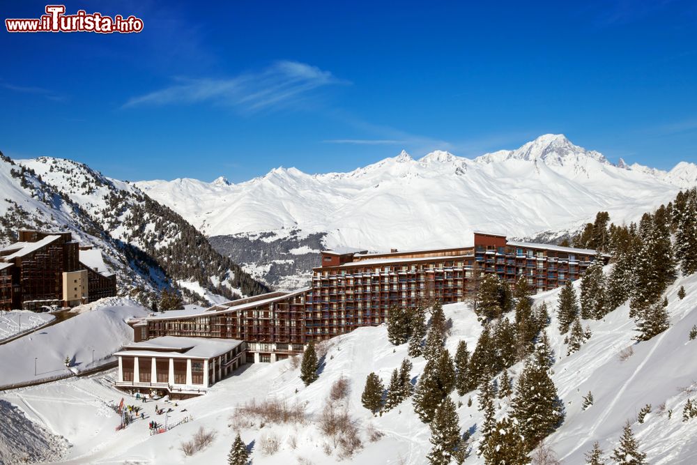 Immagine Panorama dall'alto dello ski resort Les Arcs 1600 (Francia) in una giornata di sole.