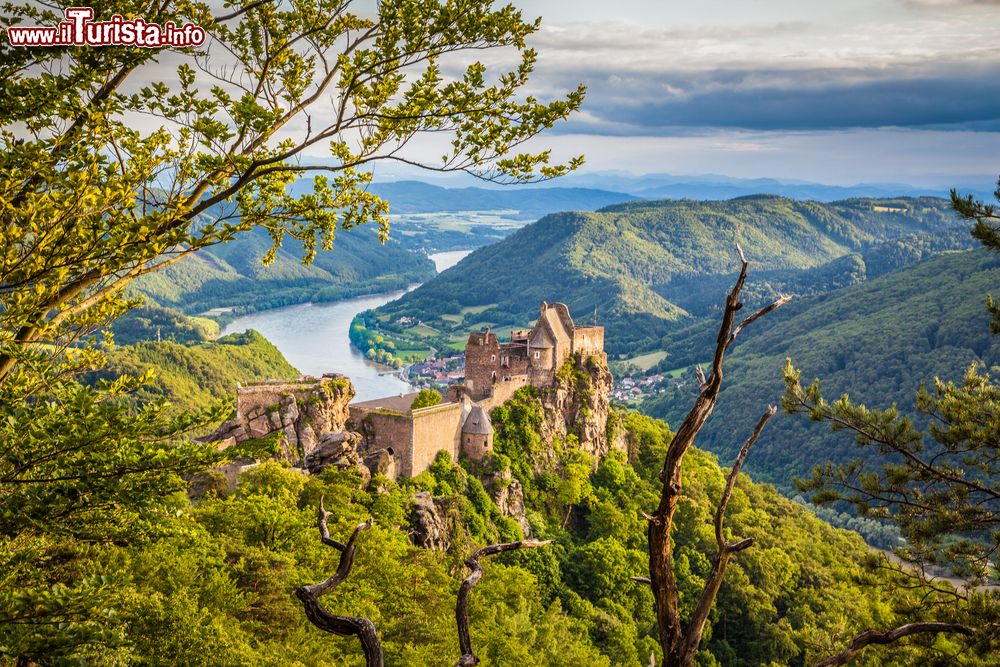 Immagine Panorama dall'alto dello storico castello di Durnstein con il fiume Danubio sullo sfondo, Bassa Austria.