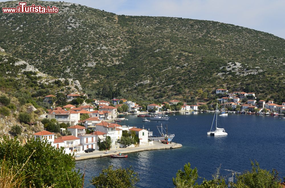 Immagine Panorama dall'alto di Agia Kiriaki, il porto del villaggio di Trikeri (Tessaglia), Grecia.