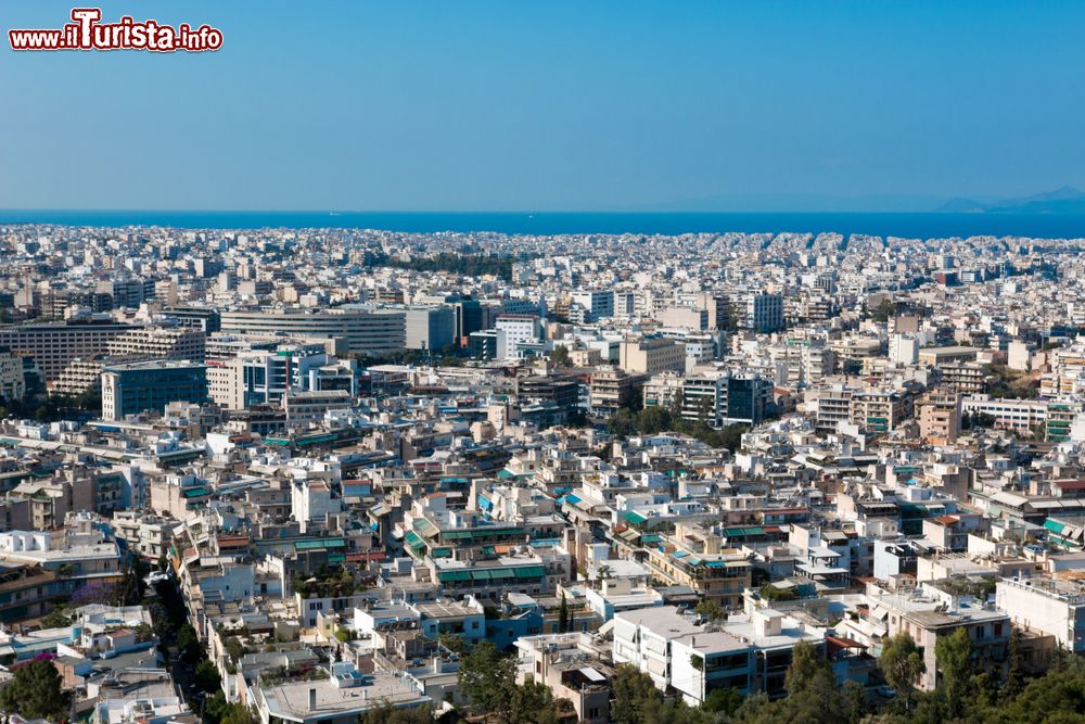 Immagine Panorama dall'alto di Atene e del porto del Pireo, Grecia.