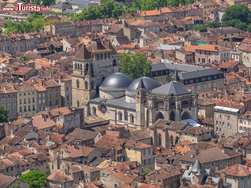 Immagine Panorama dall'alto di Cahors, capitale del dipartimento del Lot, Francia: dedicato a Santo Stefano, quest'imponente edificio religioso costruito a partire dal 1112 è un interessante esempio di transizione fra lo stile romanico e quello gotico.