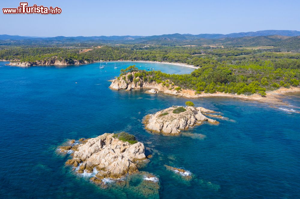 Immagine Panorama dall'alto di Cap Leoube e della spiaggia dell'Estagnol nei pressi di Bormes-les-Mimosas, Francia.