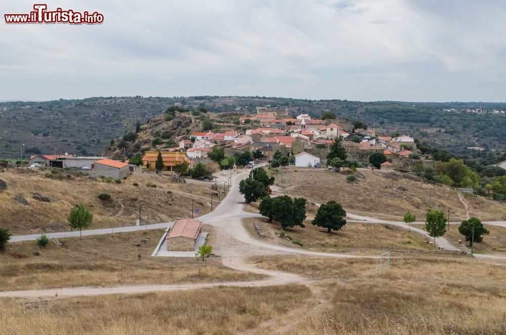 Immagine Panorama dall'alto di Castelo Mendo, borgo storico del Portogallo. Il nome del villaggio si deve al primo alcalde D. Mendo Mendes nominato da D. Dinis nel XVI° secolo.