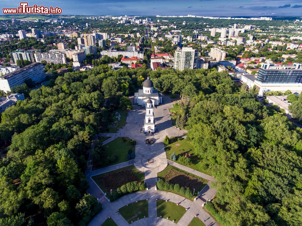 Immagine Panorama dall'alto di Chisinau, capitale della Repubblica di Moldavia. In questa immagine il principale parco centrale fotografato da un drone.