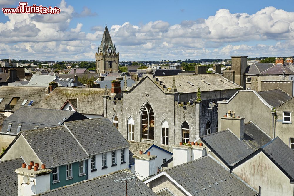 Immagine Panorama dall'alto di Galway con la guglia della chiesa Agostiniana, Irlanda.