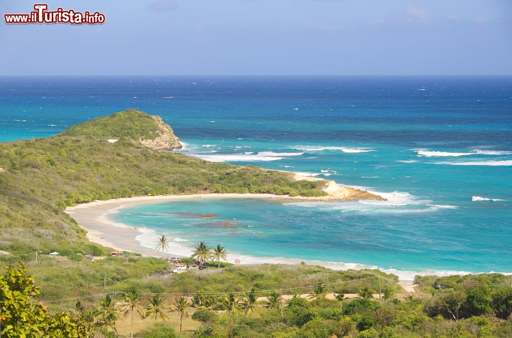 Immagine Panorama dall'alto di Half Moon Bay sull'isola tropicale di Antigua e Barbuda, Caraibi.