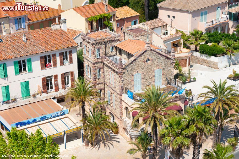 Immagine Panorama dall'alto di Le Lavandou, Francia, con edifici signorili e palme. Al centro, l'Ufficio del Turismo cittadino - © Juergen Wackenhut / Shutterstock.com