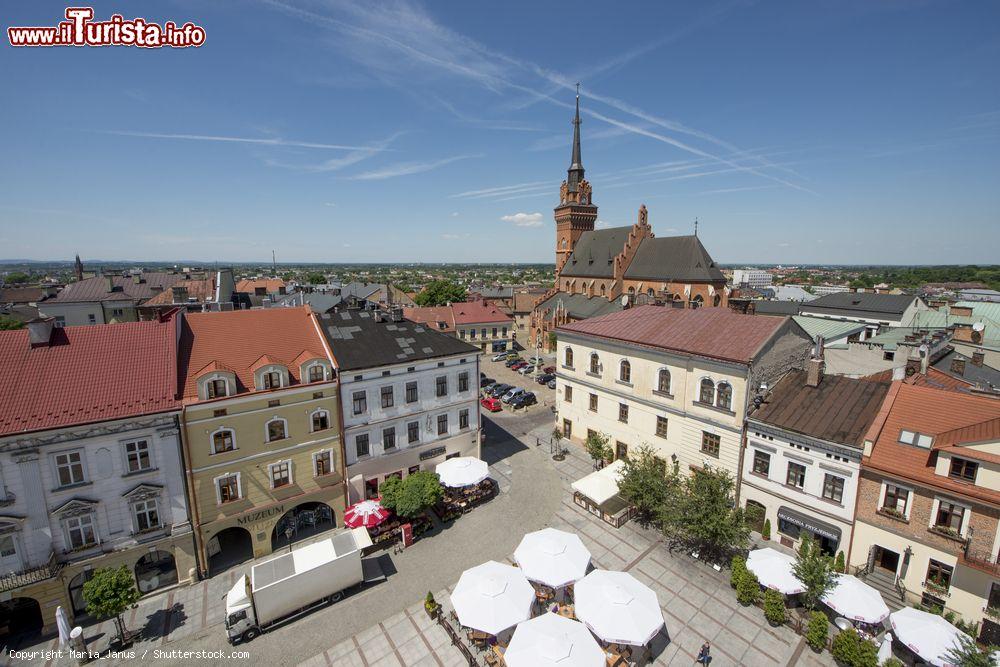 Immagine Panorama dall'alto di Market Square nella città vecchia di Tarnow, Polonia. Su questa piazza si affacciano edifici rinascimentali, case popolari e chiese medievali - © Maria_Janus / Shutterstock.com