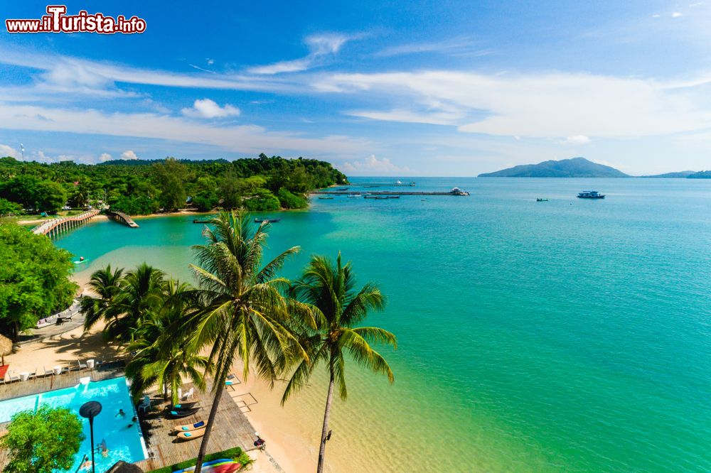 Immagine Panorama dall'alto di Payam Island, provincia di Ranong, Thailandia: siamo in una delle destinazioni turistiche più popolari nel mare delle Andamane.