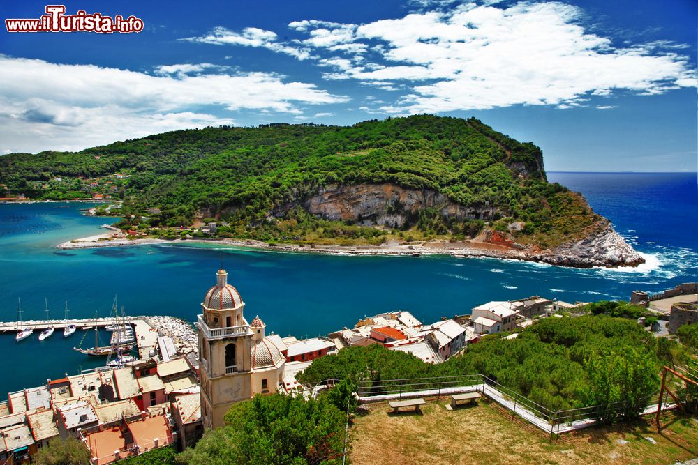 Immagine Panorama dall'alto di Porto Venere e del mare, La Spezia, Liguria. Fa parte del comprensorio delle Cinque Terre.