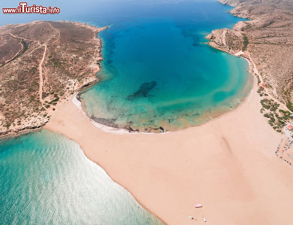 Immagine Panorama dall'alto di Prasonisi sull'isola di Rodi, Dodecaneso (Grecia). Prasonisi è un'isola tidale, collegata cioè al continente da una striscia di sabbia o terra che periodicamente viene sommersa dall'acqua.