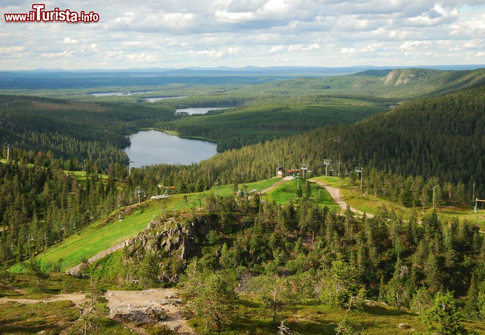 Immagine Panorama dall'alto di Rukatunturi, Finlandia: sorge a un'altezza di 490 metri nei pressi di Kuusamo in mezzo a laghi e foreste sempreverdi.