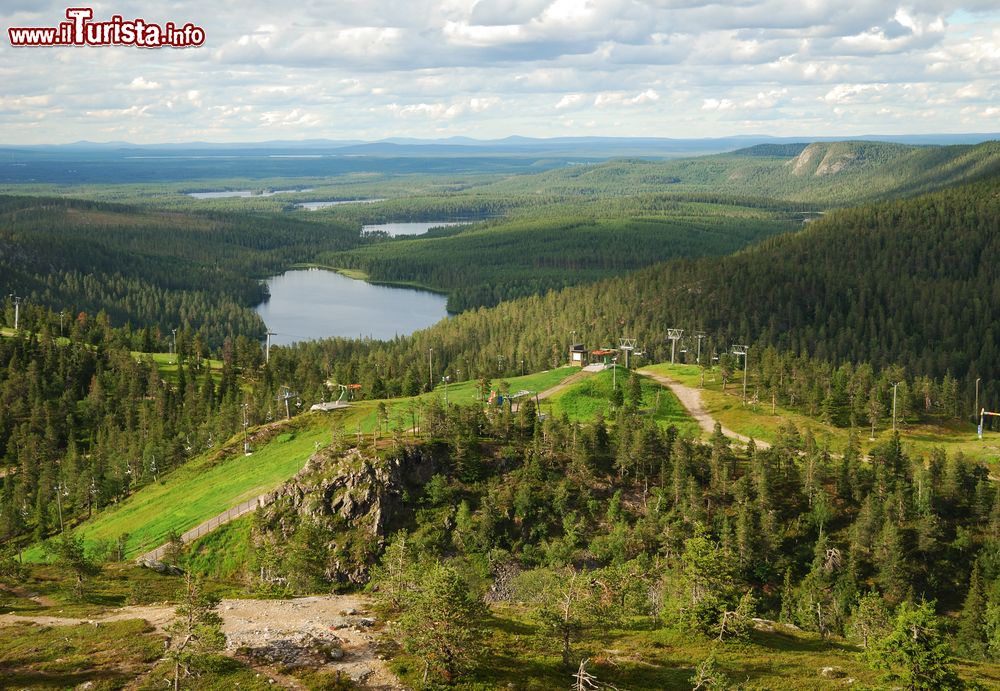 Immagine Panorama dall'alto di Rukatunturi, Finlandia: sorge a un'altezza di 490 metri nei pressi di Kuusamo in mezzo a laghi e foreste sempreverdi.