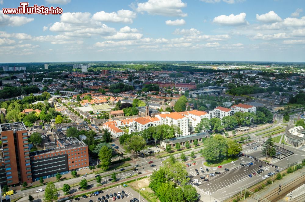 Immagine Panorama dall'alto di Tilburg, Olanda. Questa località, sesta per numero di abitanti nel paese, è una moderna città industriale.