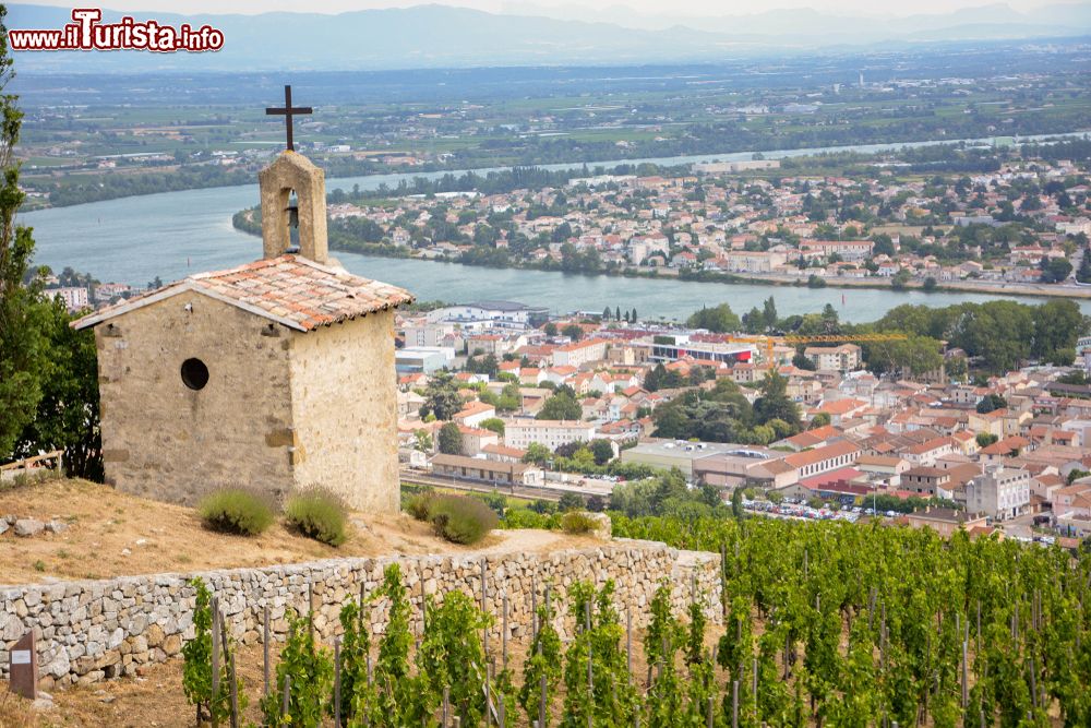 Immagine Panorama dall'alto di Tournon sur Rhone e Tain-l'Hermitage con i suoi famosi vigneti, Francia.