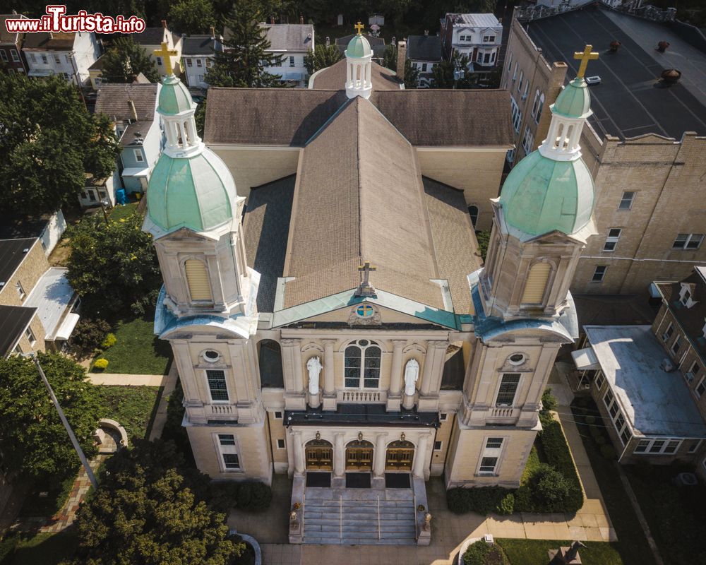 Immagine Panorama dall'alto di Trenton, New Jersey, USA: una chiesa con i due campanili visti dall'alto.