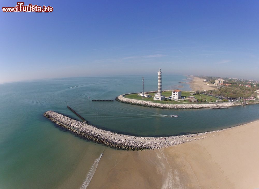 Immagine Panorama dall'alto di un faro e del molo di Jesolo, Veneto.