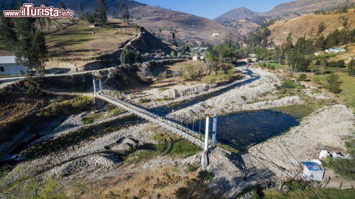 Immagine Panorama dall'alto di un ponte nella verde vallata di Yaucan a Cajamarca, Perù - © Christian Vinces / Shutterstock.com