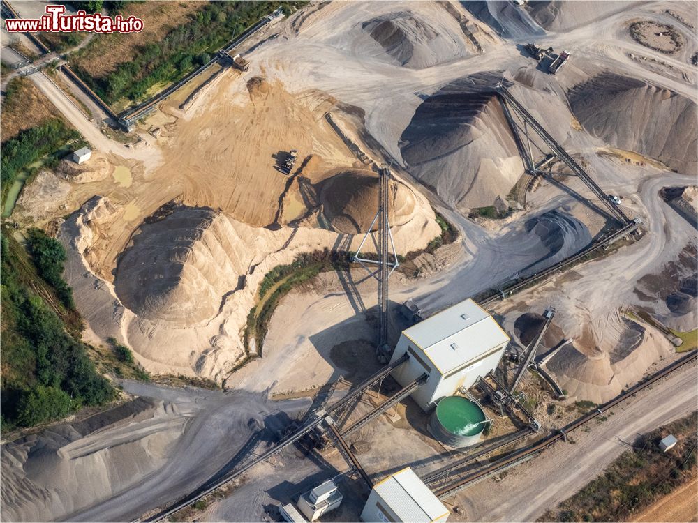 Immagine Panorama dall'alto di una cava di pietra a Conflans-Sainte-Honorine, dipartimento di Yvelines, Francia.