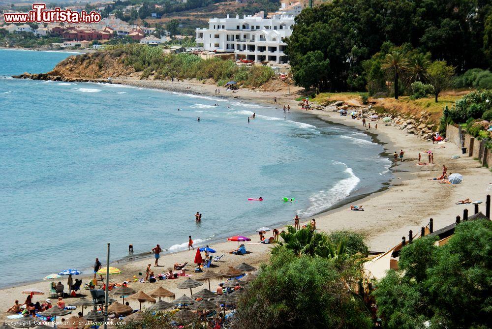 Immagine Panorama dall'alto di una spiaggia di Estepona con turisti in relax al sole, Malaga, Spagna - © Caron Badkin / Shutterstock.com