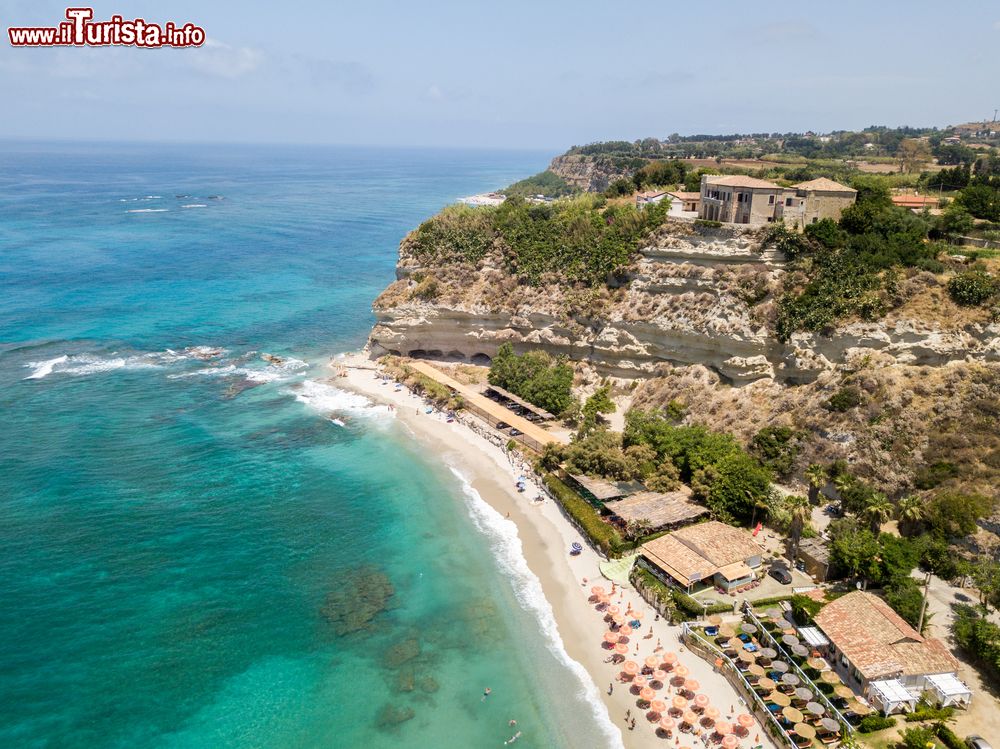 Immagine Panorama dall'alto di una spiaggia di Ricadi con il villaggio di Torre Marino, provincia di Vibo Valentia (Calabria).