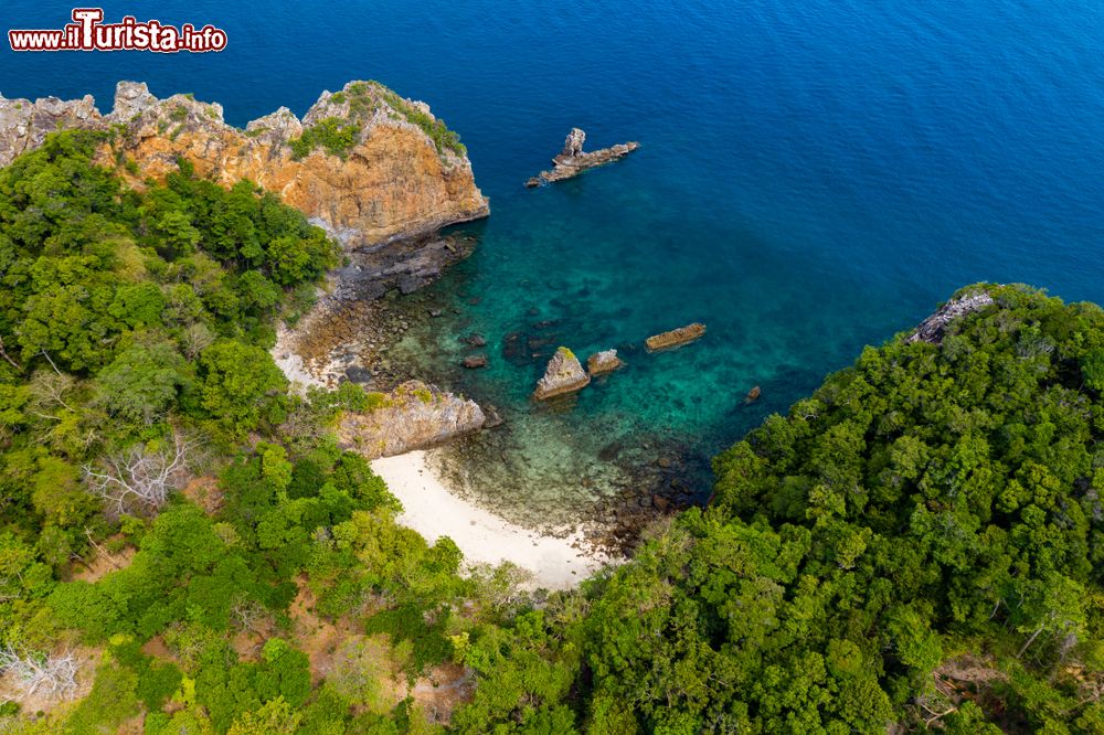 Immagine Panorama dall'alto di una spiaggia tropicale su Stewart Island, arcipelago di Mergui, Myanmar. Una splendida immagina scattata dal drone mostra la natura rigogliosa e la barriera corallina poco profonda di quest'isola dell'arcipelago di Mergui nel mar delle Andamane.
