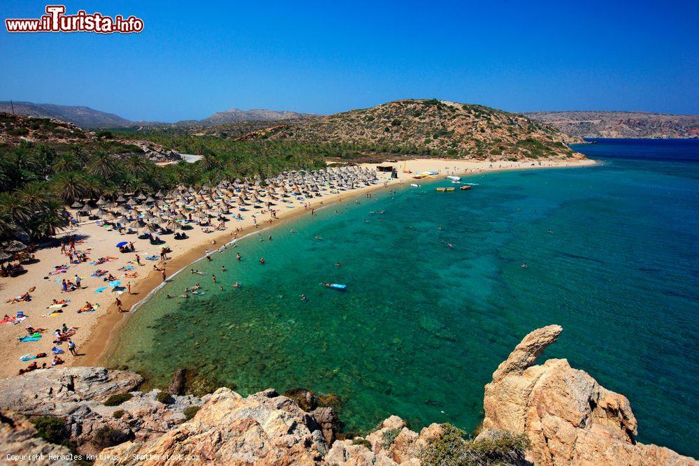 Immagine Panorama dall'alto di Vai Beach nella prefettura di Lassithi, Creta (Grecia): siamo nei pressi della città di Sitia. La spiaggia è nota in tutto il mondo per la sua foresta di palme naturali della specie Phoenix theophrasti - © Heracles Kritikos / Shutterstock.com