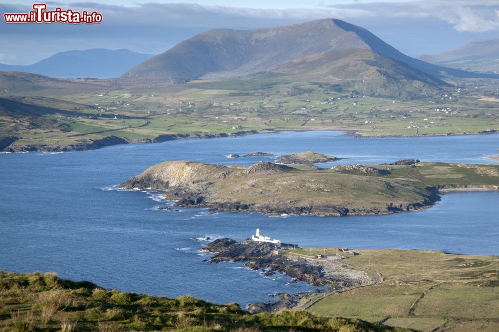 Immagine Un panorama dall'alto di Valentia Island con il faro da Geokaum Mountain, Irlanda. Con i suoi 266 metri è la montagna più elevata dell'isola irlandese.