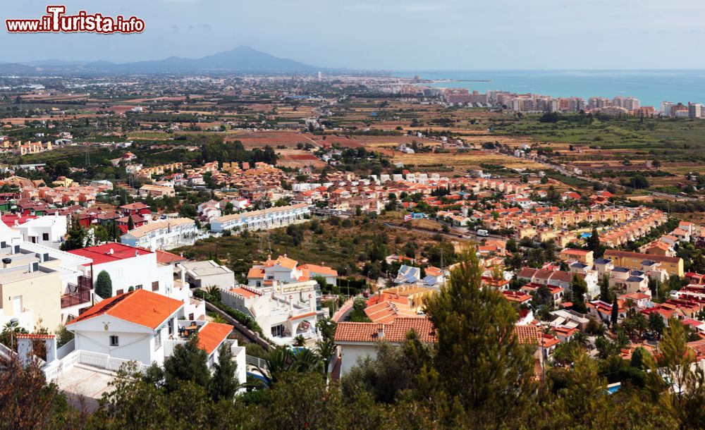 Immagine Panorama dall'alto di Vinaros, Spagna. Abitata da circa 25 mila persone, questa cittadina si trova nella Comunità Autonoma Valenciana.