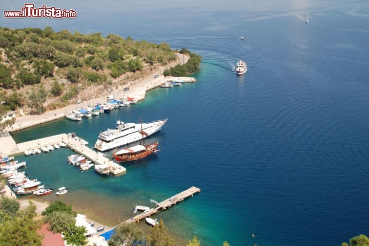 Immagine Panorama dall'alto su Spartachori a Meganissi, Grecia - Il più grande fra i villaggi dell'isola greca, Spartachori è un labirinto di stradine con case tinteggiate di bianco e celeste. Il suo porticciolo, dove attraccano barche e traghetti, è distante dalla spiaggia per cui i bagnanti non vengono minimamente disturbati dal traffico marittimo © David Fowler / Shutterstock.com