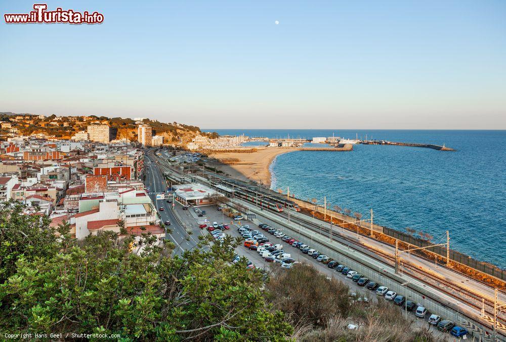 Immagine Panorama dall'alto sulla città di Arenys de Mar, Catalogna, Spagna. Il porto da pesca e un tratto di spiaggia sulla costa Mediterranea nei pressi di Barcellona - © Hans Geel / Shutterstock.com