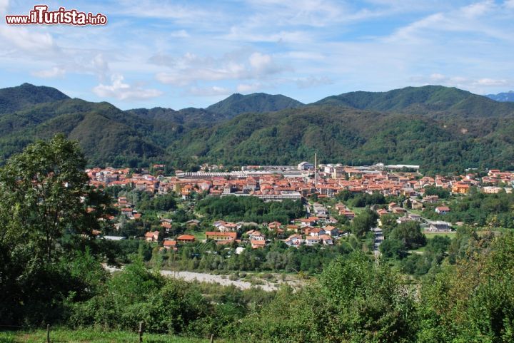 Immagine Panorama dalle montagne del vercellese (Piemonte) ad est di Borgo Sesia in direzione di Serravalle - © Crisferra / Shutterstock.com