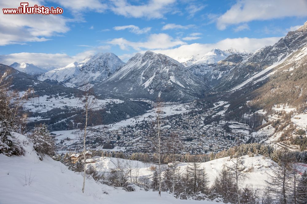 Immagine Panorama della città dalle piste di Bormio 2000. Il tracciato più famoso è la Pista Stelvio