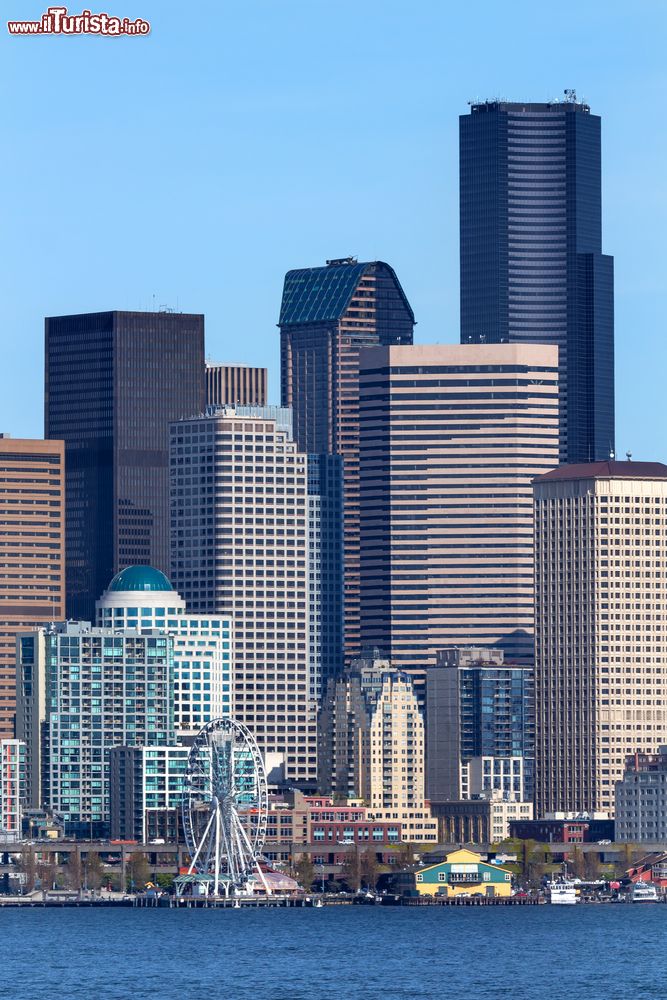 Immagine Panorama degli edifici di Seattle sul lungomare, stato di Washington (USA).