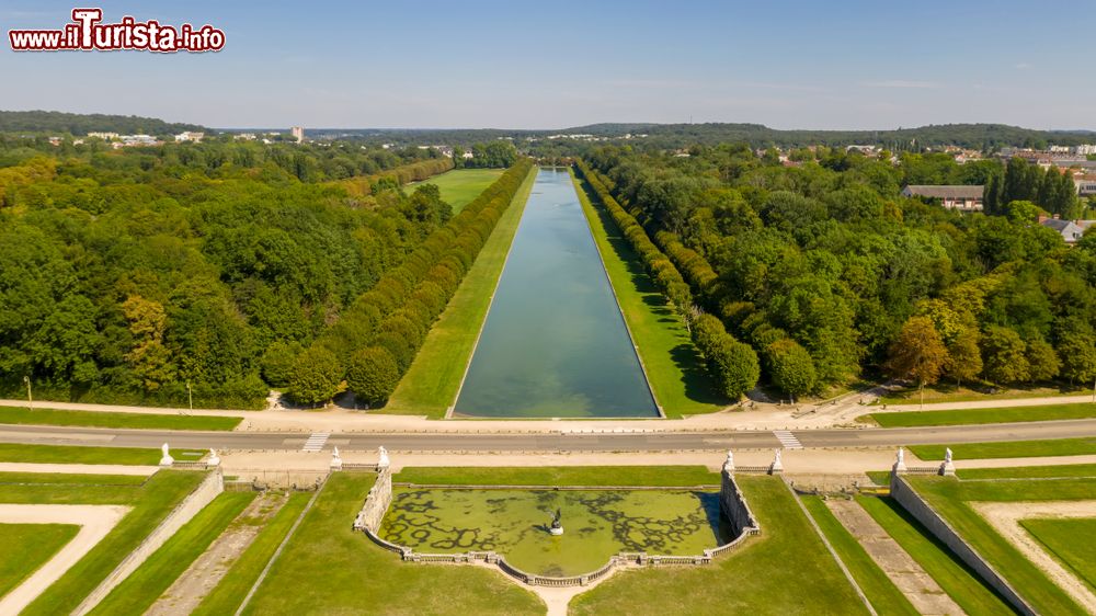 Immagine Panorama dei giardini al castello di caccia di Fontainebleau, Francia. Circondato da un vasto parco e vicino all'omonima foresta, questo maniero ha elementi medievali, rinascimentali e classici.