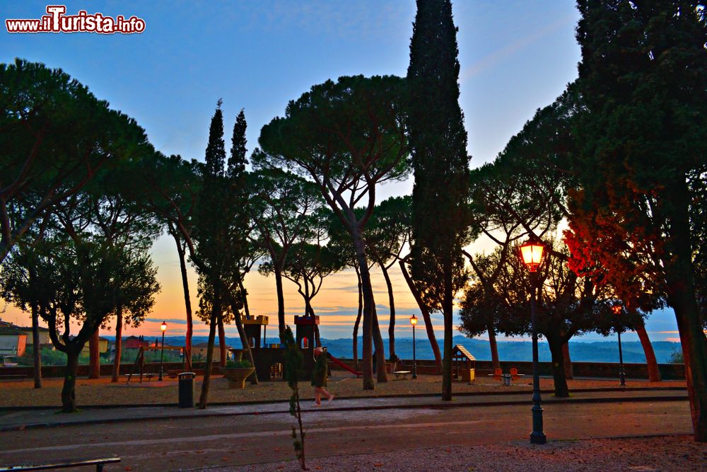 Immagine Panorama dei giardini di Piazzone nella città di San Casciano in Val di Pesa, Firenze, al calar del sole (Toscana).