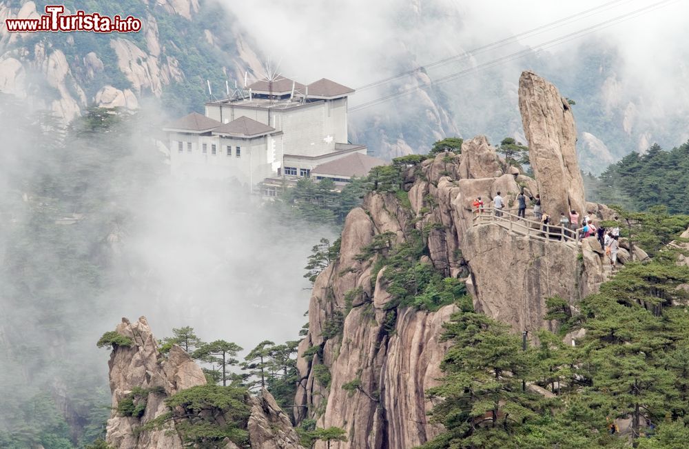 Immagine Panorama dei monti Huangshan (Montagna Gialla) in una giornata di foschia, Cina.